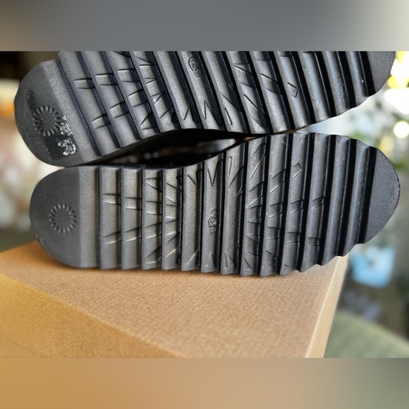 UGG Nita Genuine Shearling Black Suede Slippers Size 8 - Pristine Condition - Picture 6 of 7